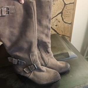 💖💖💖Dolce Vita Women’s Taupe Suede Mid-Calf Boots with Buckle Detail💖💖💖